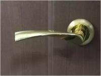 Ручка дверная межкомнатная мессина ITAROS PREMIUM ручка на круглой розетке матовое золото/золото SG/GP