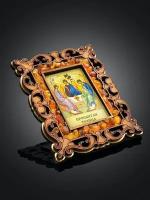 Небольшая икона-магнит в резной деревянной рамке с янтарем Пресвятая троица