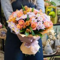 Букет цветов из роз и хризантем