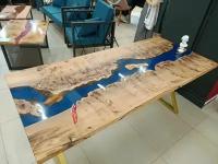 стол из массива дерева с эпоксидной смолой - река