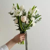 Белый свадебный букет с тюльпанами
