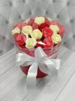 Букет из 21 белых шоколадных роз и 13 ягод малины мармеладные в шляпной коробке подарок на день рождения, юбилей, учителю, маме, новый год, мужу, на свадьбу