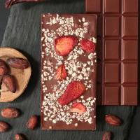 Шоколад гурмэ Ремесленный шоколад из Башкирии молочный 53% с клубникой и молотым пеканом, без ГМО, натуральный