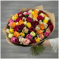 Букет живых цветов из 51 разноцветной розы 40см в крафте