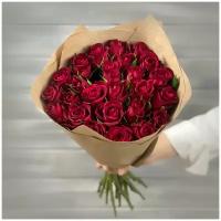 Букет живых цветов из 21 красной розы 40см в крафте