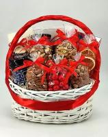 Подарочная корзина с орехами, чаем и конфетами (КП 1)