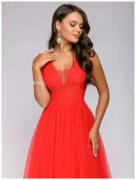 Платье красного цвета длины макси с кружевной отделкой без рукавов