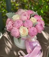 Букет Пионы розовые и белая роза в коробке, красивый букет цветов, пионов, шикарный, цветы премиум