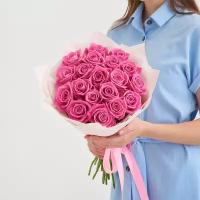 Букет живых цветов из 19 розовых роз в дизайнерской упаковке