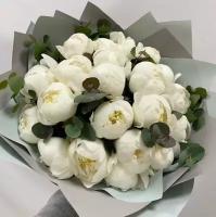 Букет Пионы белые с эвкалиптом, красивый букет цветов, пионов, шикарный, цветы премиум