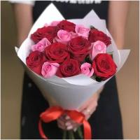 Букет из красных и розовых роз 15 шт. (40 см)