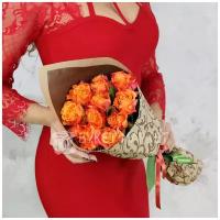 Букет из 11 оранжевых роз в подарочной упаковке