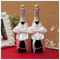 Свадебный декор для шампанского с жемчугом и рафией в виде двух бантов из атласной ленты белого цвета