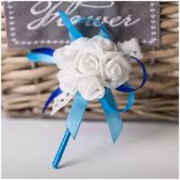Красивая бутоньерка на свадьбу для жениха или свидетеля с белыми латексными розами, светлым кружевом и атласными лентами голубого цвета