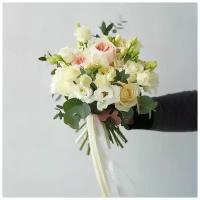 Нежный свадебный букет невесты из роз и зелени Ласковая мятежность