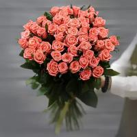Букет живых цветов из 51 коралловой розы (Россия) с лентой 60 см
