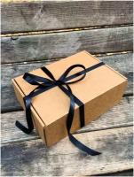 Подарочная коробка с наполнителем крафт и черной атласной лентой (22х16х8см)