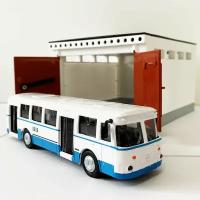 Гаражный бокс для автобуса (распашные ворота, металлическая модель автобуса)